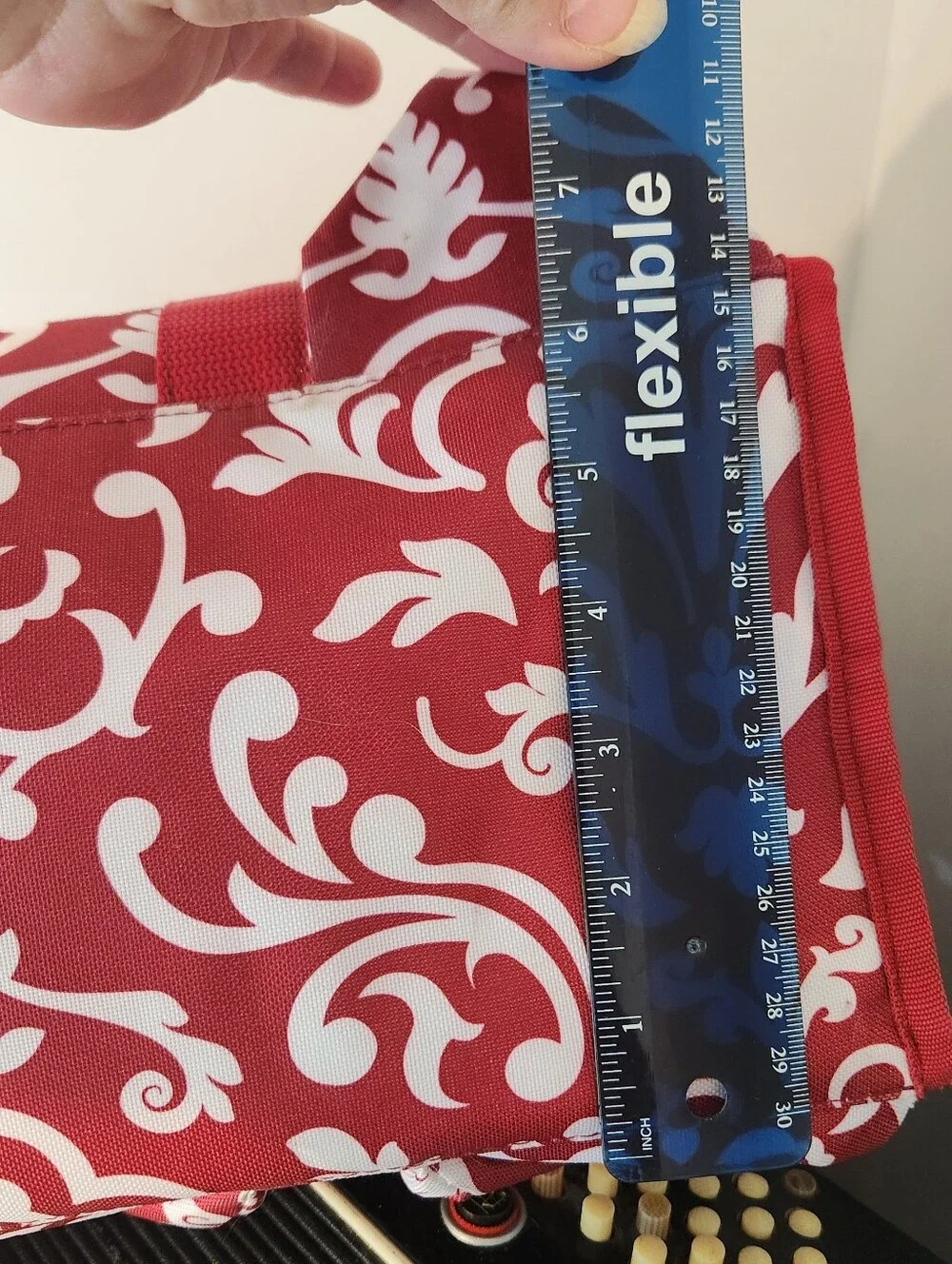 LIKE NEW THIRTY-ONE RED & WHITE FILIGREE TOTE BAG W/EXTERIOR SLIP POCKETS